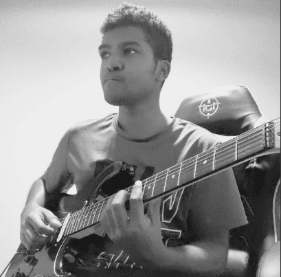 Luiz Filipe segurando sua guitarra